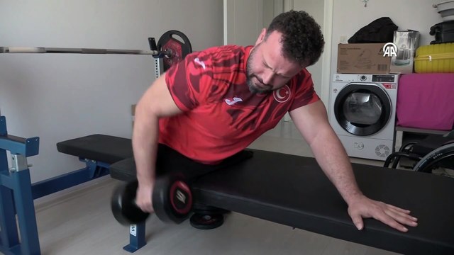 Evindeki çocuk odasını spor salonuna çeviren milli halterci Avrupa'dan madalyalarla döndü | Ajansspor | AA