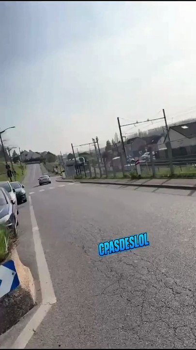 Regardez les images impressionnantes d'un RER qui percute de plein fouet une voiture à Corbeil-Essonnes, avant de l'emporter sur près de 100 mètres !