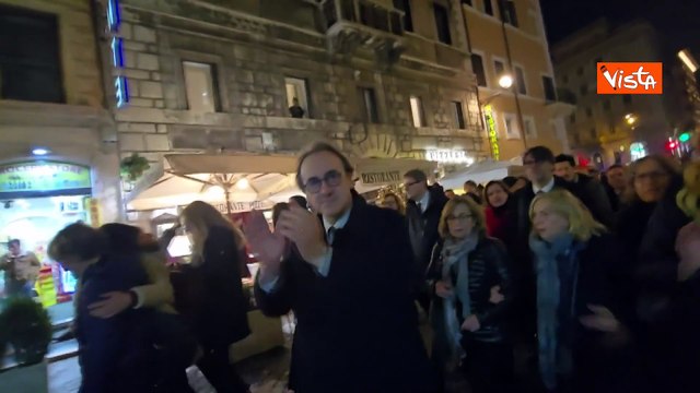 Il ballo di Bonelli e Fratoianni al corteo per la vittoria del No al Referendum