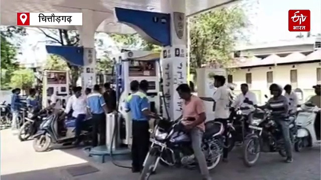 पेट्रोल पंप पर अचानक बढ़ी वाहनों की भीड़, DSO बोले- जिले में नहीं है पेट्रोलियम पदार्थों की कमी, अफवाहों से बचें