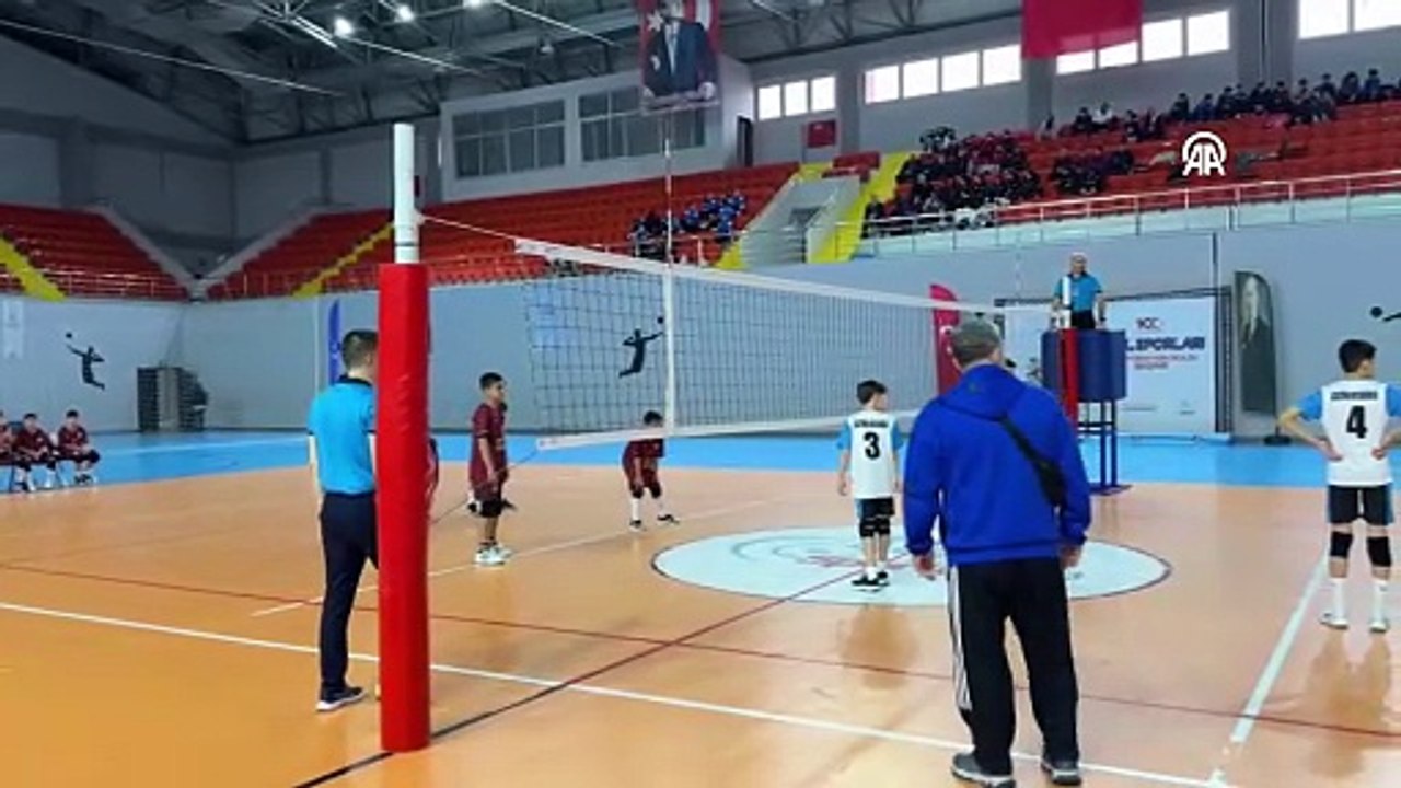 Trabzon'da okul sporları voleybol yarı final müsabakaları başladı | Ajansspor | AA