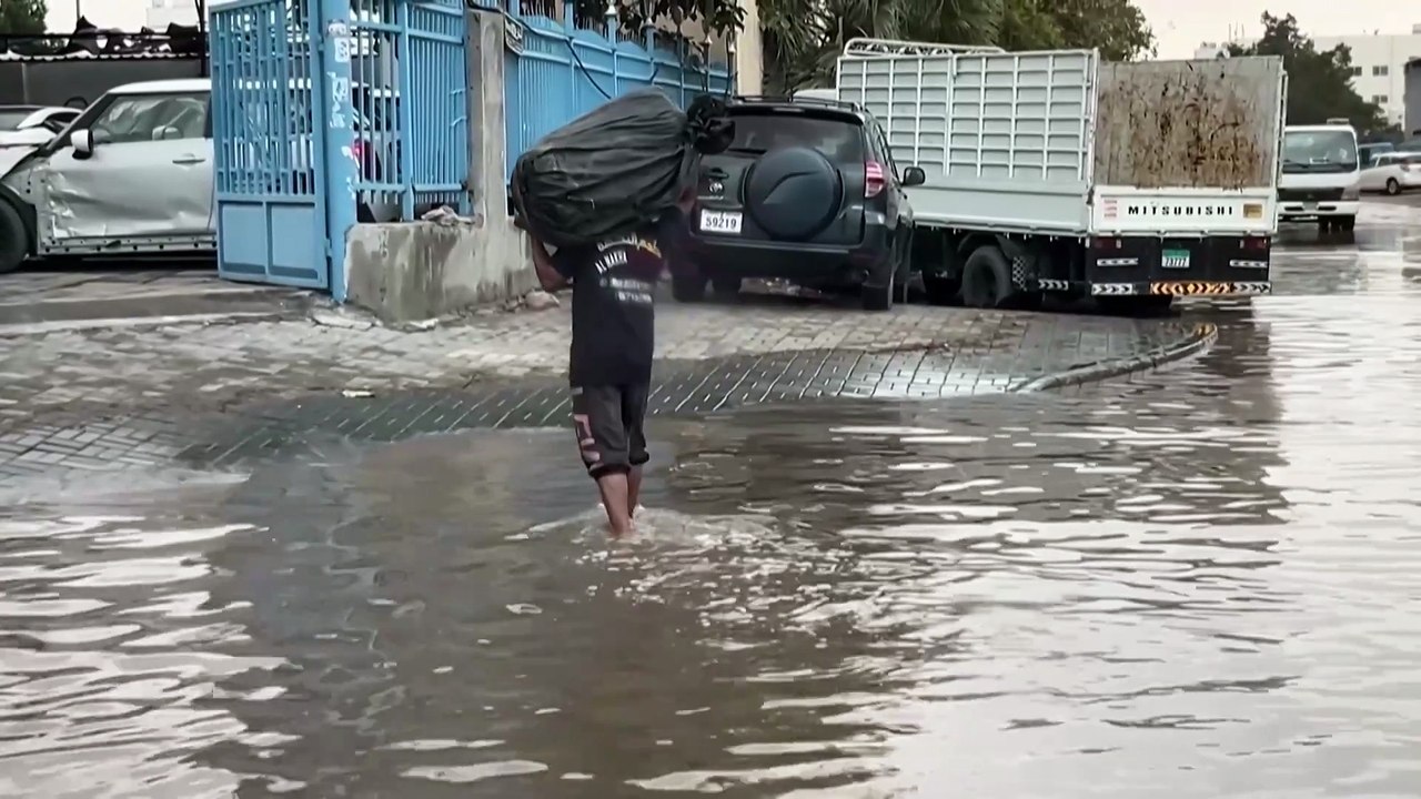 Sharjah, strade allagate dopo le forti piogge negli Emirati Arabi Uniti