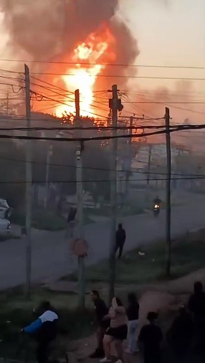 Incendio en un depósito de garrafas en Merlo: hay al menos tres heridos y se registraron fuertes explosiones