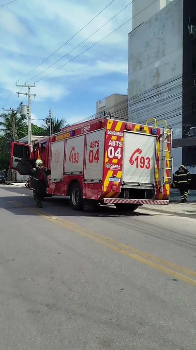 Incêndio atinge apartamento em Fortaleza; bombeiros atuam na ocorrência