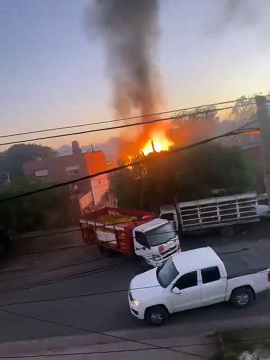 Explosiones, fuego y pánico en Merlo: un incendio en un depósito de garrafas desató una "escena de guerra"
