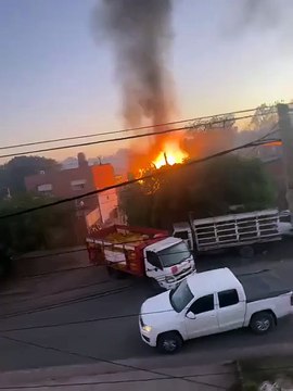 Explosiones, fuego y pánico en Merlo: un incendio en un depósito de garrafas desató una escena de guerra