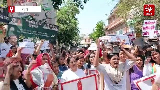 रसोई गैस की किल्लत को लेकर महिला कांग्रेस का हल्ला बोल, पुलिस से हुई धक्का–मुक्की