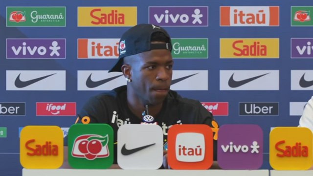 Vinicius elogia Ancelotti em coletiva de imprensa