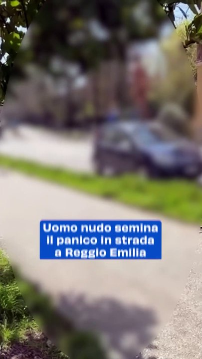 Uomo nudo semina il panico in strada a Reggio Emilia, video