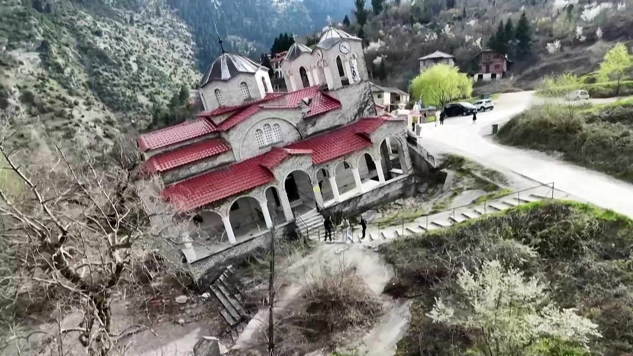 گردشگران در کلیسای کج روپوتو در یونان تعادل خود را می‌سنجند