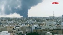 Droni colpiscono serbatoio carburante ad aeroporto del Kuwait, la colonna di fumo che si alza