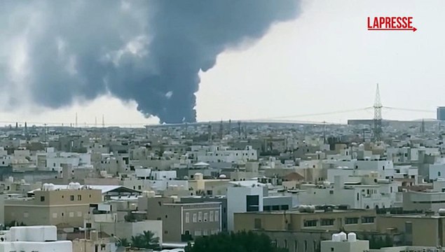 Droni colpiscono serbatoio carburante ad aeroporto del Kuwait, la colonna di fumo che si alza