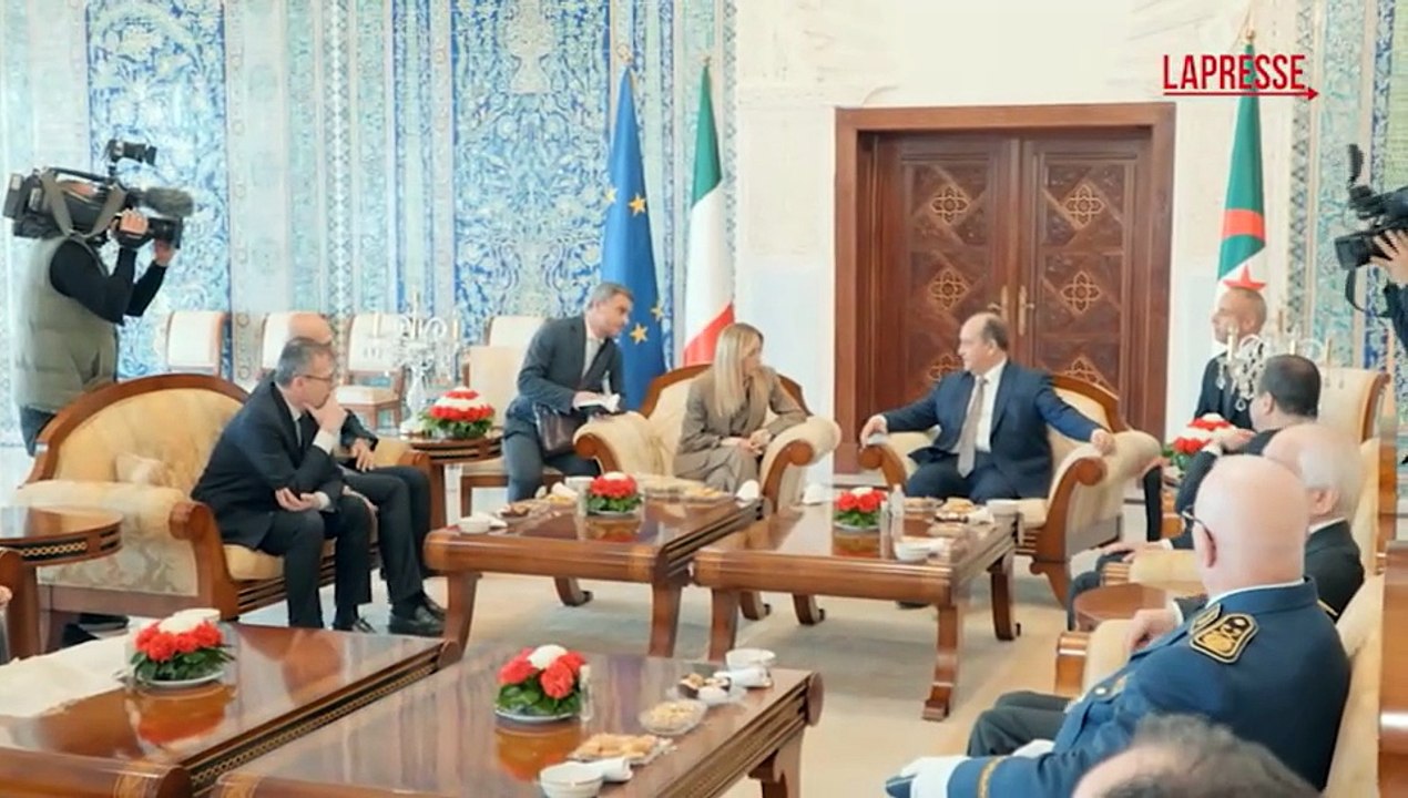 Italia-Algeria, Meloni arriva ad Algeri per l'incontro con il presidente Tebboune