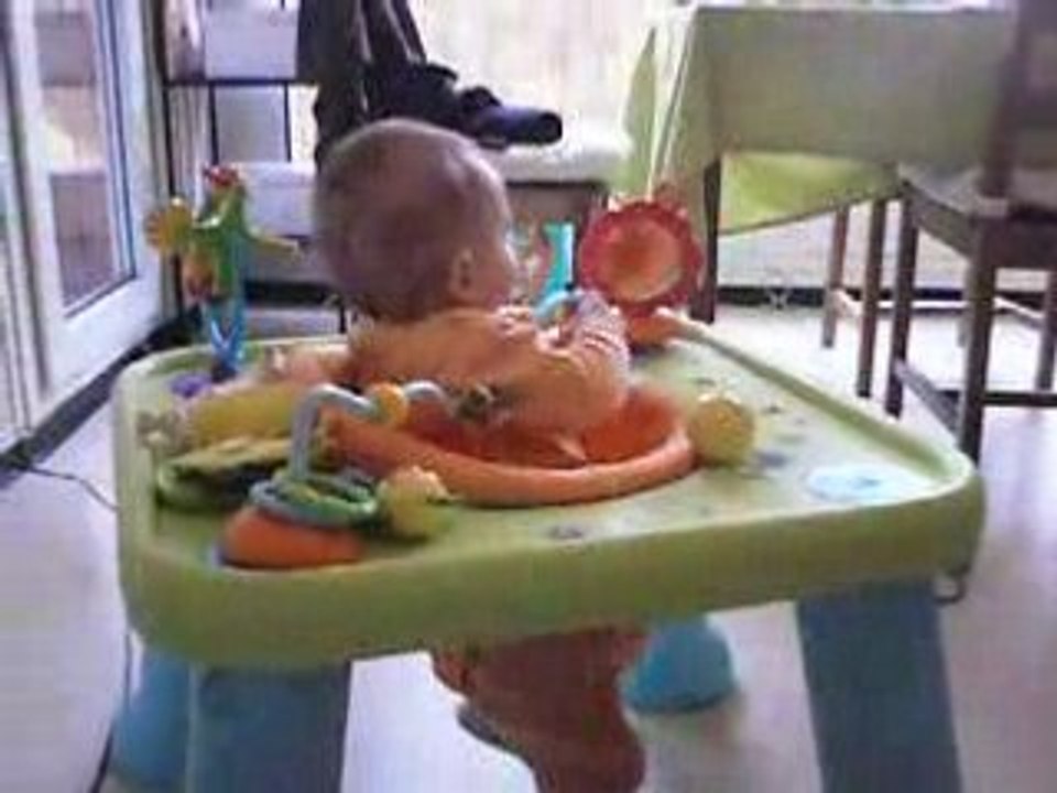 Nathan, 7 mois, s'écalte avec sa table d'activités !