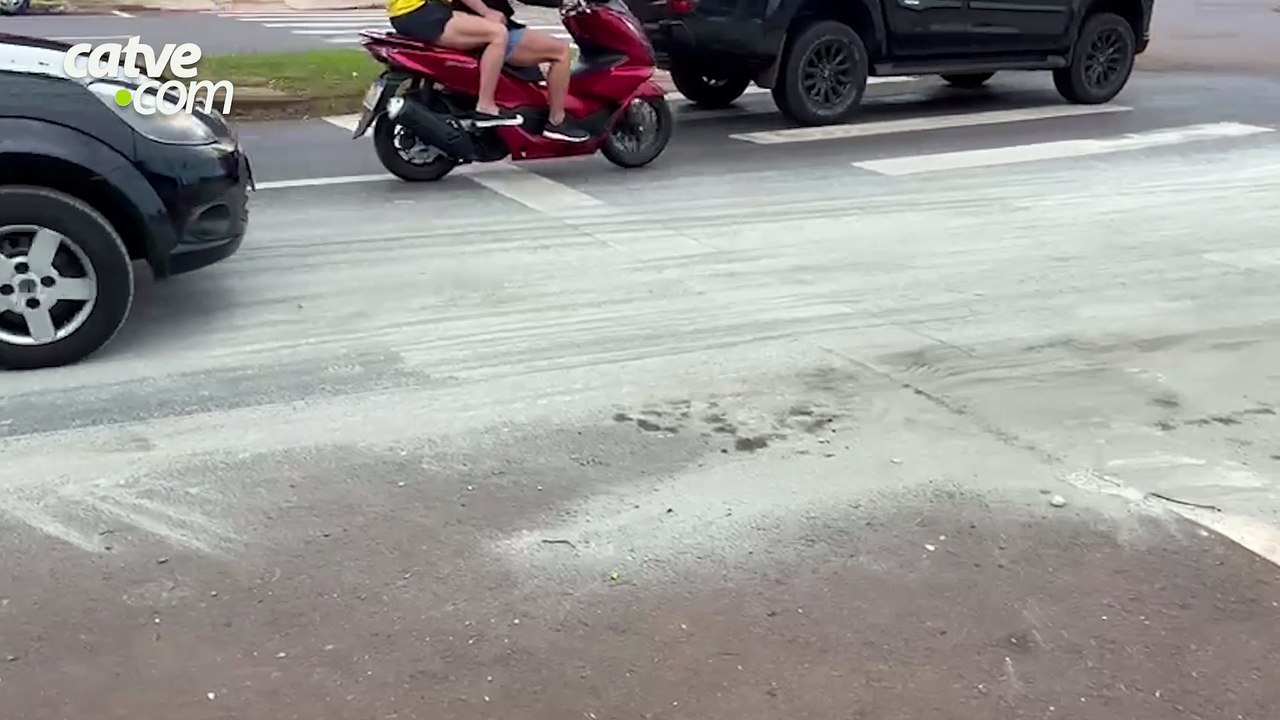Derramamento de óleo provoca quedas de motociclistas em Cascavel