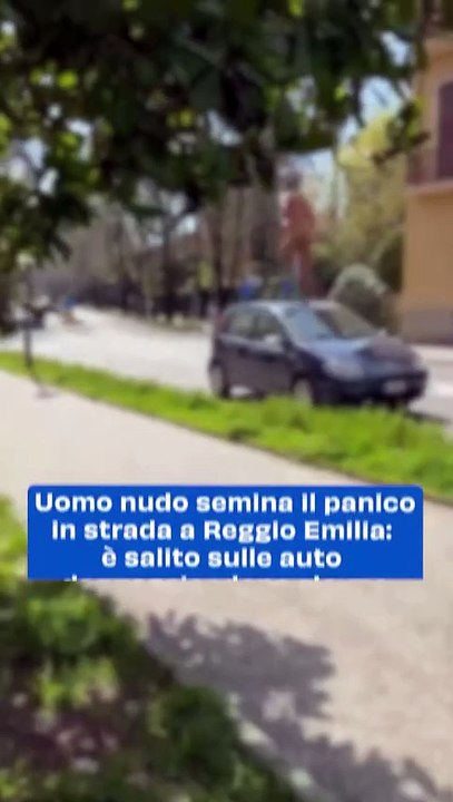 "Uomo Nudo Corre per le Strade di Reggio Emilia: Bloccato dalla Polizia dopo Aver Danneggiato Auto"