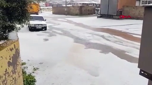 Hem dolu hem sağanak birlikte vurdu: Sokaklar sular altında!