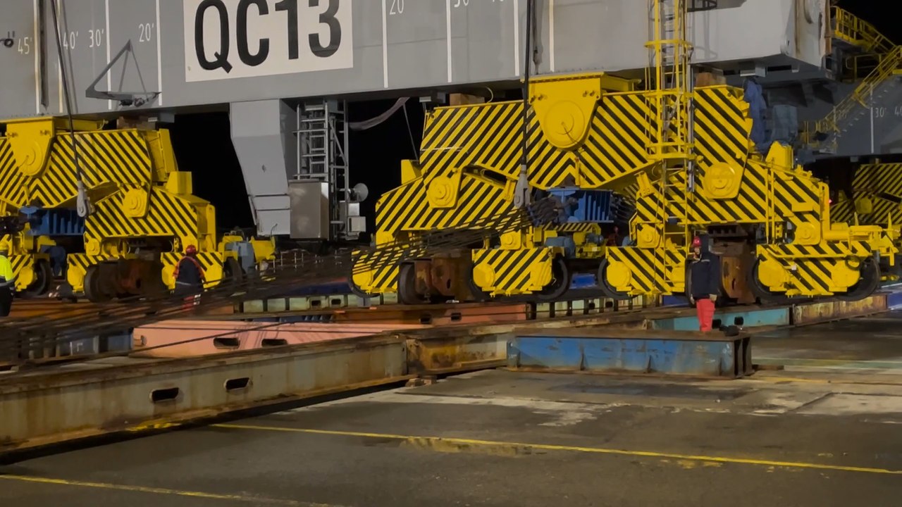 Border Force officers seize tonne of cocaine va...
