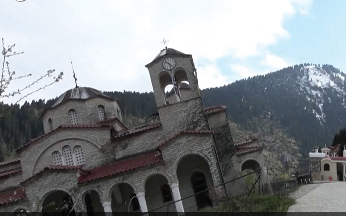 Grecia: le immagini incredibili dei turisti nella chiesa pendente (molto più della Torre di Pisa)