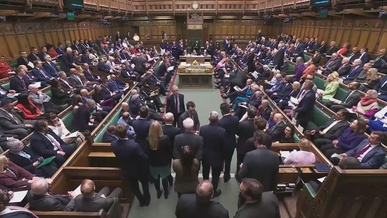 Starmer clashes with Conservatives and Reform over inmigration and oil crisis