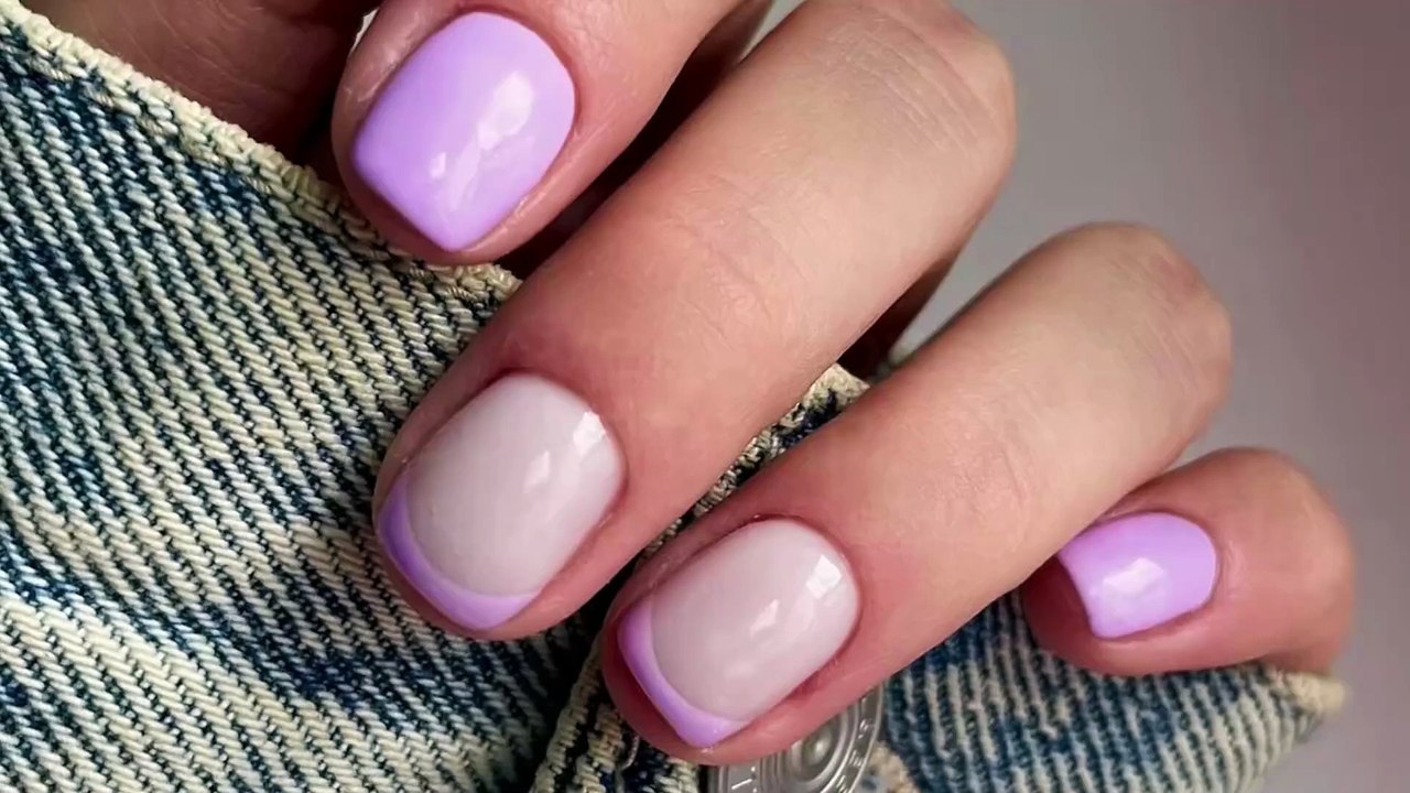 La nail art di primavera gioca con pastelli, pois e riflessi olografici