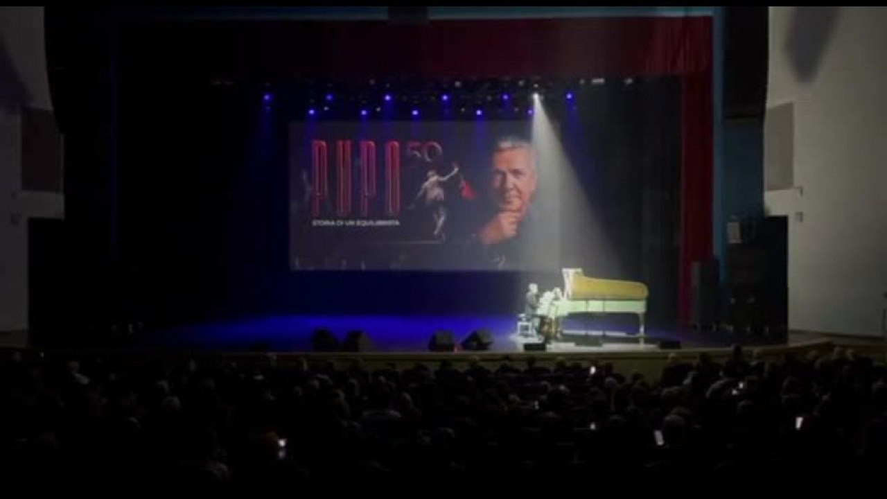 Pupo rende omaggio a Gino Paoli durante un concerto in Russia