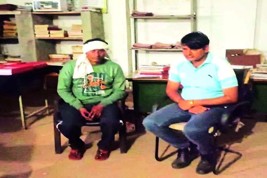 कांस्टेबल व दलाल 20 हजार रुपए की रिश्वत लेते रंगे-हाथों गिरफ्तार.... देखें वीडियो....