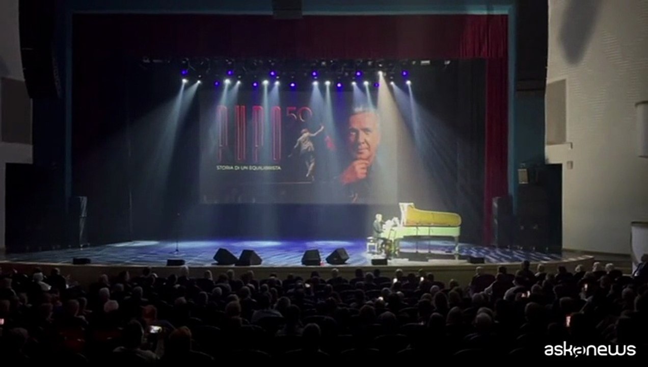 Pupo rende omaggio a Gino Paoli durante un concerto in Russia