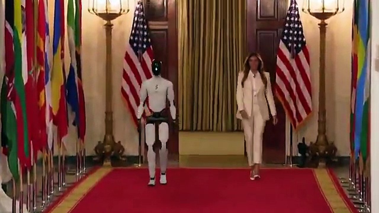 Melania Trump apparaît avec un robot humanoïde et imagine l’école du futur