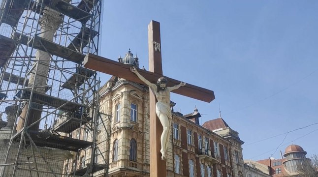 Leópolis cuida sus heridas tras el primer ataque ruso a su patrimonio UNESCO