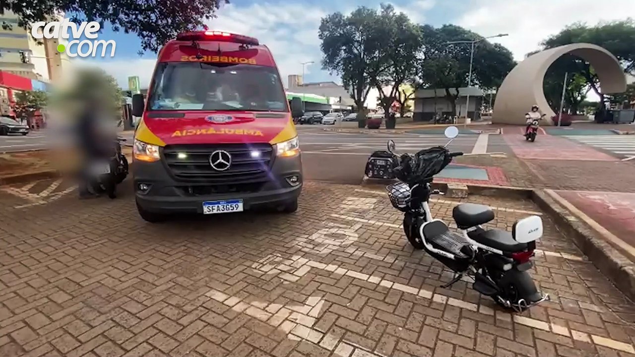 Batida entre carro e moto deixa mulher ferida no Centro de Cascavel