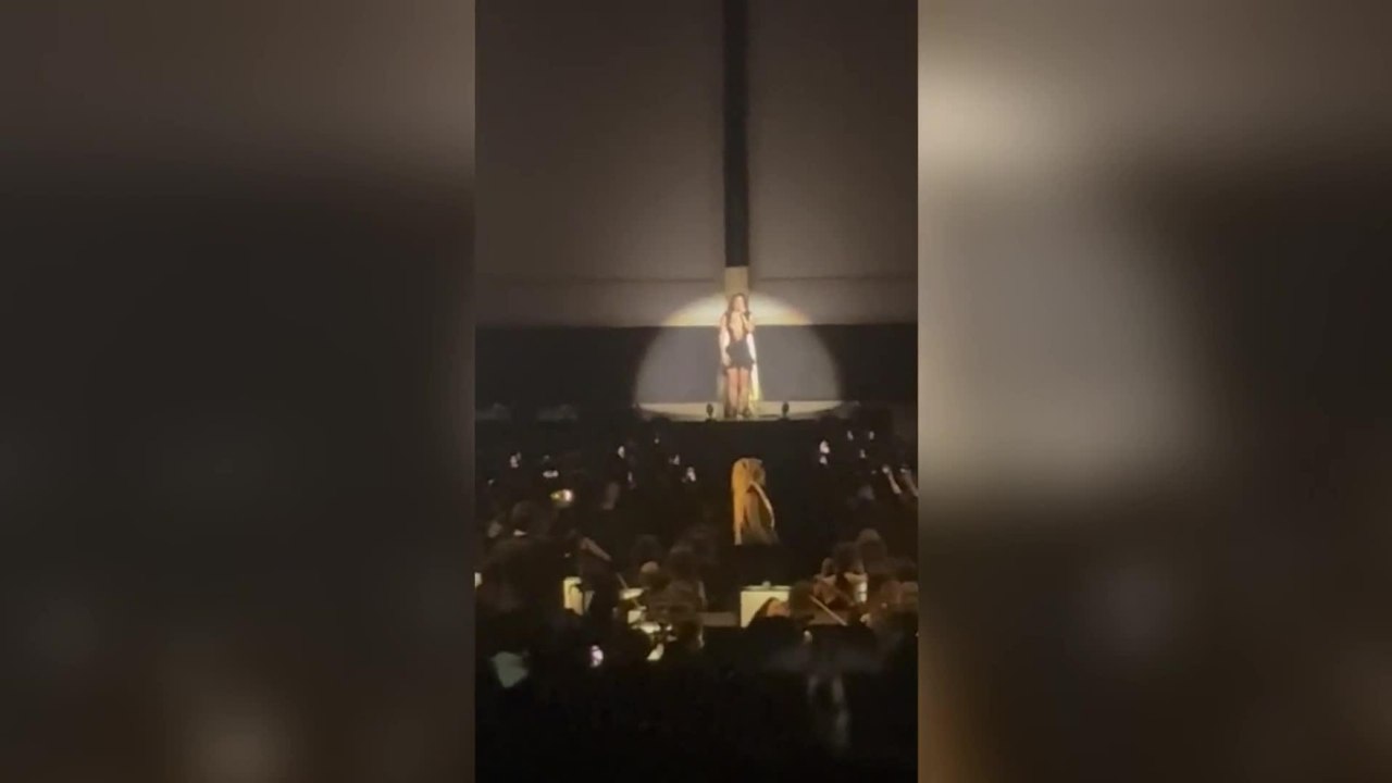 Rosalia interrompe il concerto al Forum di Assago a Milano: «Scusate mi sento male, ho vomitato»