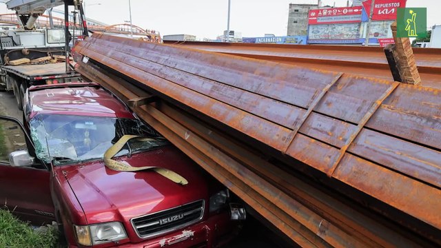 Carga de un camión aplasta parcialmente yipeta en el kilómetro 9 de la Autopista Duarte