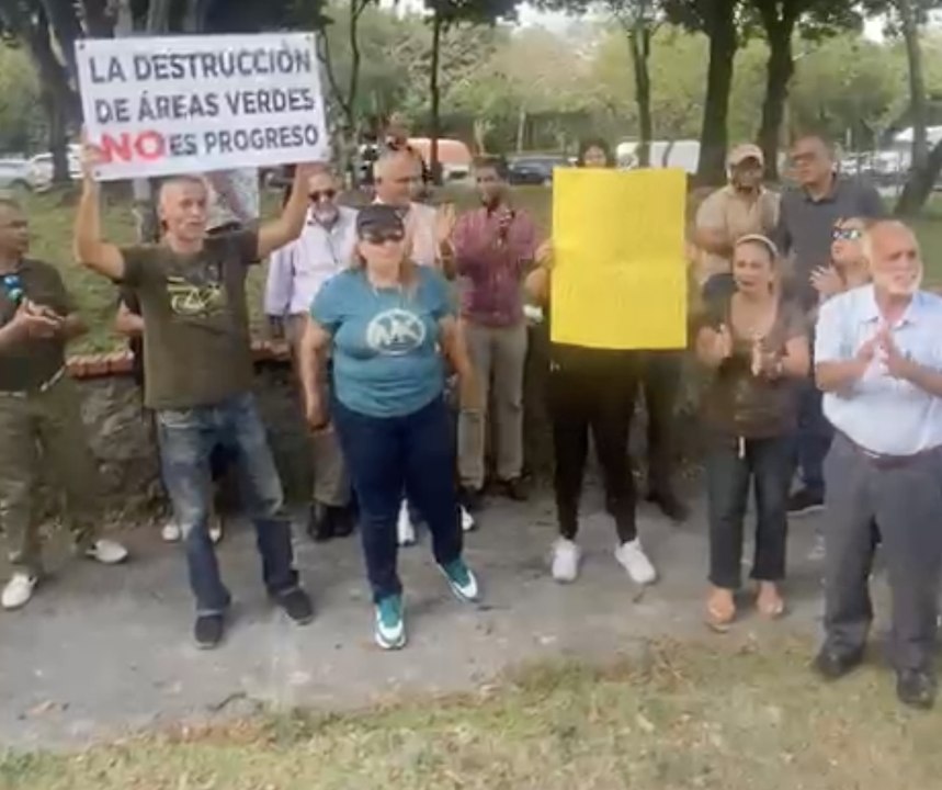 Obras Públicas suspende encuentro con comunitarios de los Jardines del Norte; moradores se manifiestan