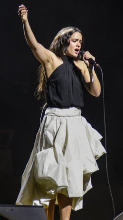 Rosalía suspende su concierto en Milán en plena actuación