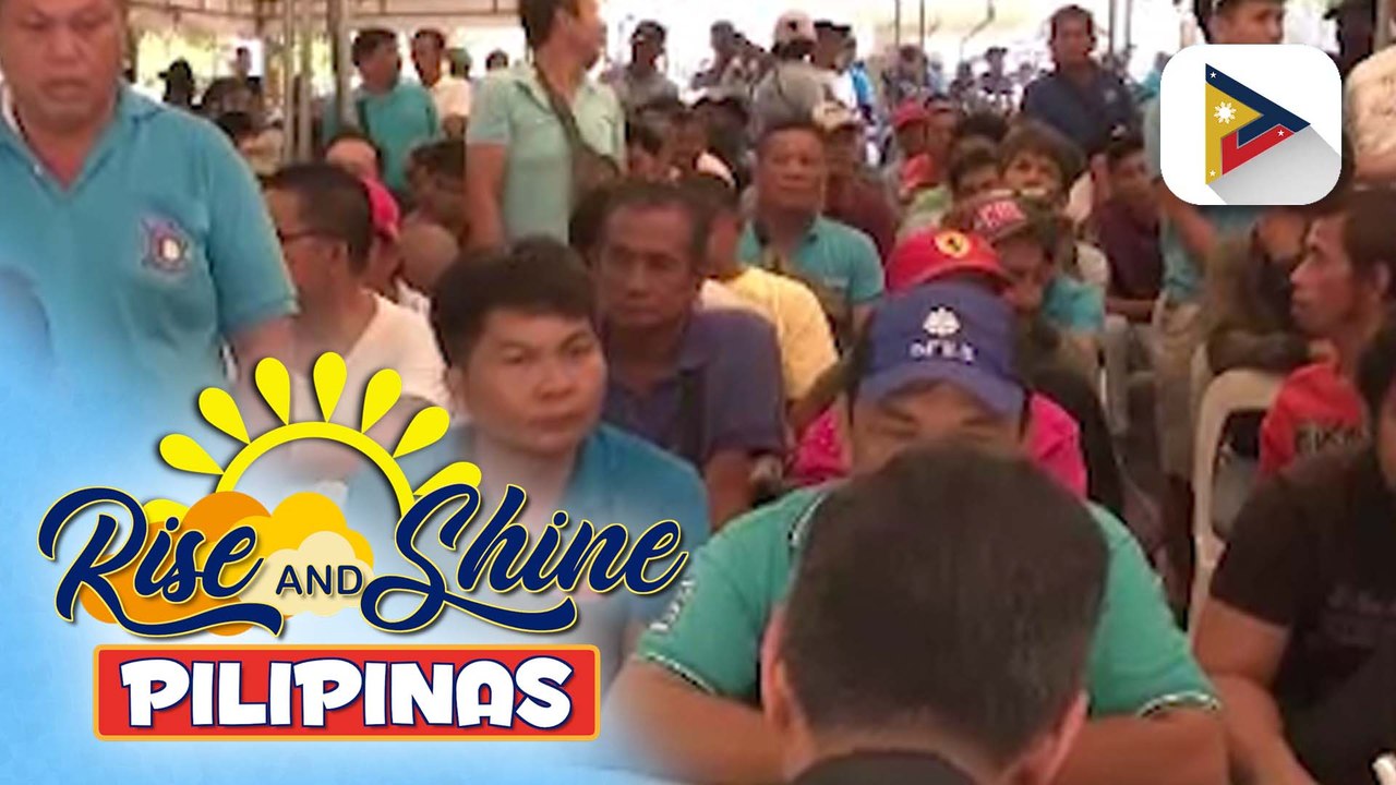 Mga tsuper ng jeep, dumagsa sa Quezon City Memorial Circle para makatanggap ng P5,000 cash relief mula sa DSWD | ulat ni Elijah Canlas