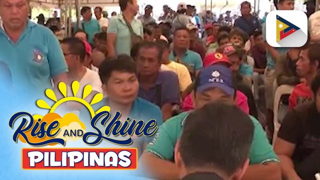 Mga tsuper ng jeep, dumagsa sa Quezon City Memorial Circle para makatanggap ng P5,000 cash relief mula sa DSWD | ulat ni Elijah Canlas