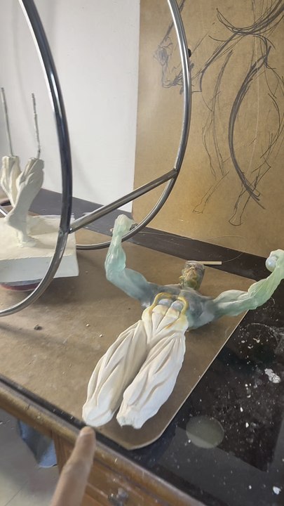 Et moi qui pensais avoir perdu ce projet, ne pouvant pas le sortir de l’atelier.Le projet n’est pas encore fini. Alors si tu veux voir la suite, je t’invite à rejoindre la communauté. #contemporaryart #jeuneartiste#fypart#sculptor#artcreation