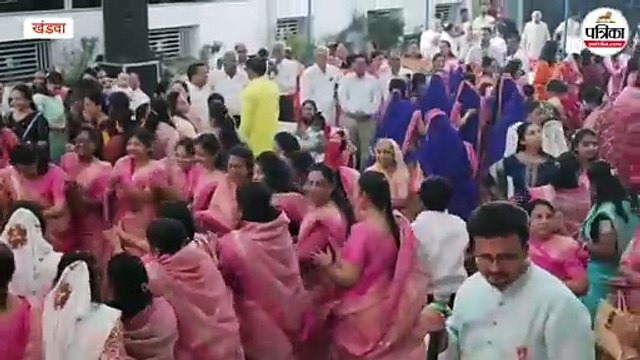 महावीर जयंती उत्सव... महिलाओं ने भक्ति भाव से भगवान महावीर का पालना झुलाकर भजनों पर किया नृत्य