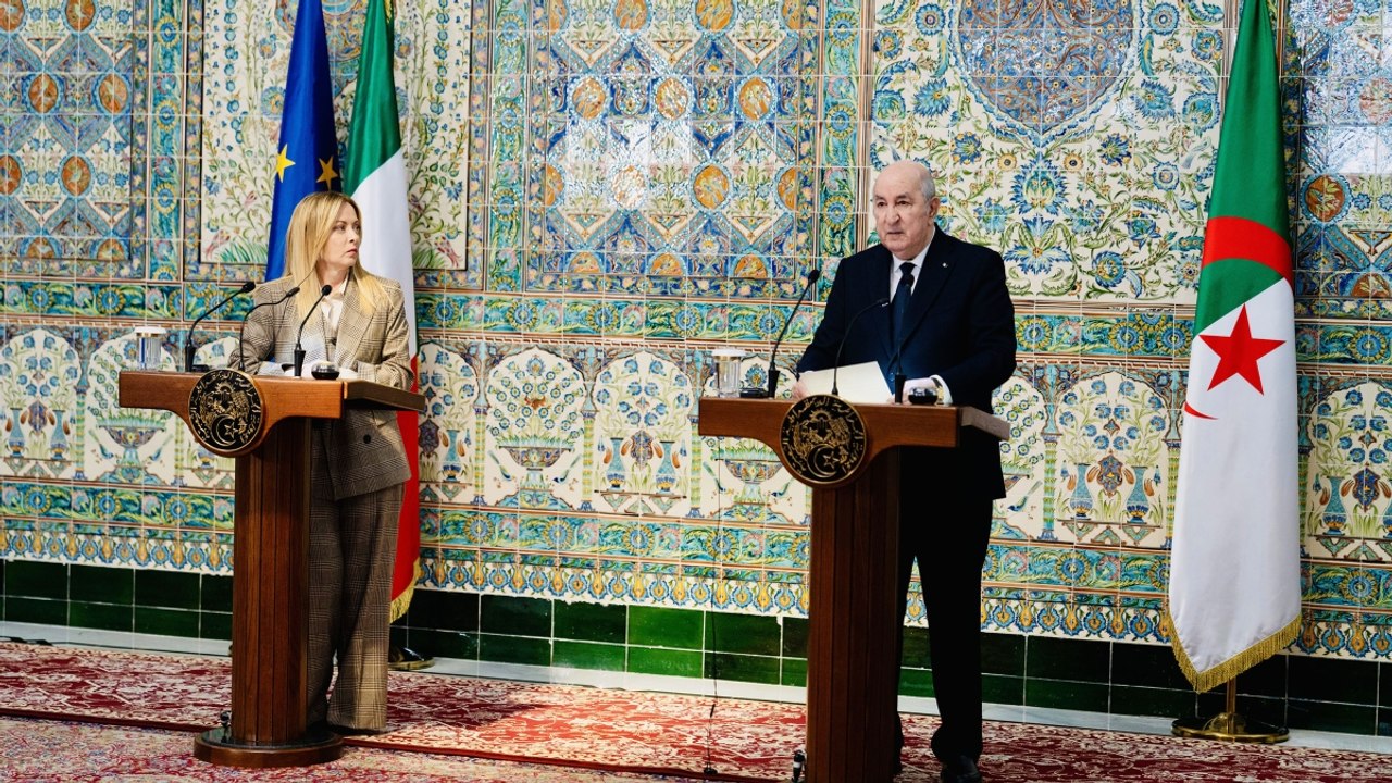 Problemi per il traduttore italiano durante la conferenza stampa di Meloni e Tebboune in Algeria, sussurra: «Aiutami...»