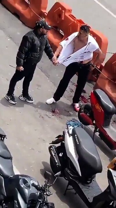 ¡EL COLMO! Atrapó al que le robó el iPhone, pero apareció un cómplice para pelear y ayudar al ladrón a escapar.