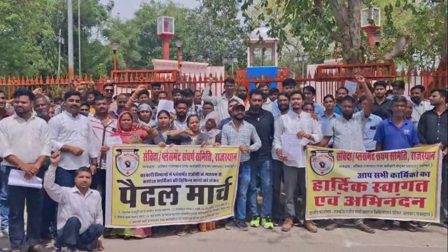 संविदा प्लेसमेंट कार्मिकों ने शहीद स्मारक तक निकाली विशाल पैदल मार्च रैली