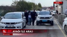 Adana'da hareket halindeki otomobilin direksiyonunu ayağıyla kontrol eden sürücü yakalandı