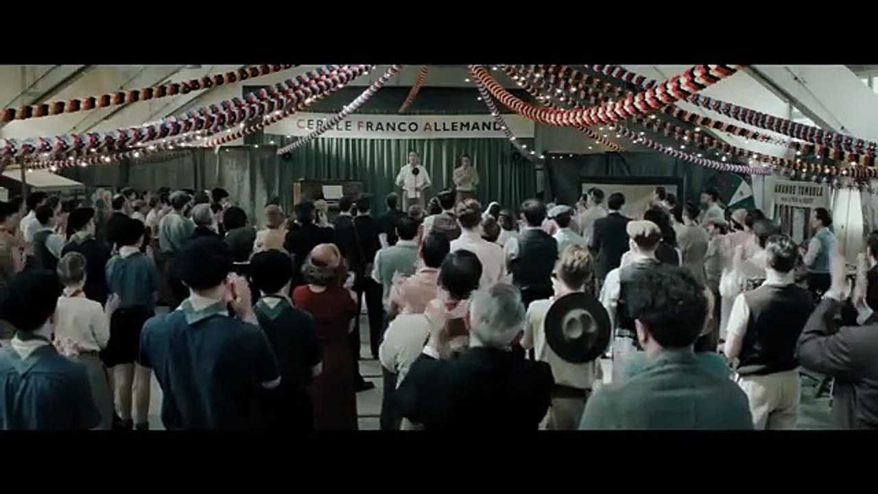 La bande-annonce du film de Xavier Giannoli "Les rayons et les ombres", avec Jean Dujardin et Nastya Golubeva Carax