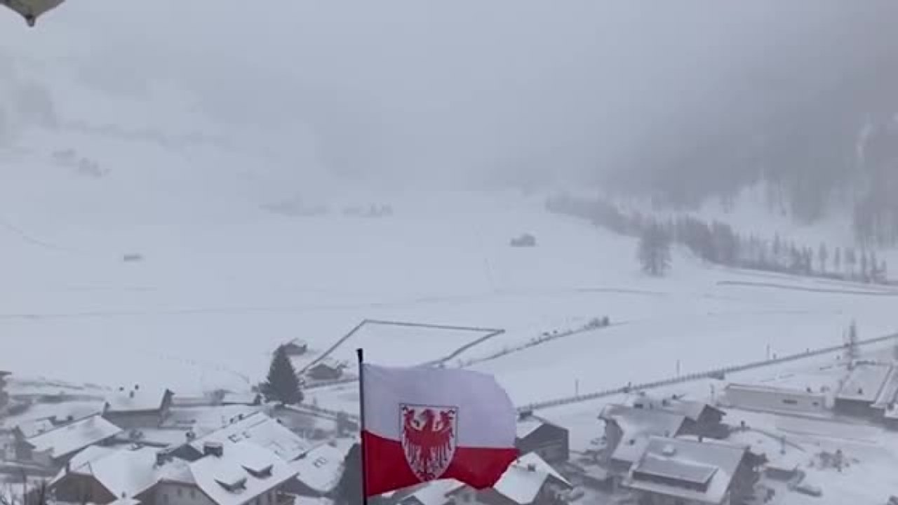 Colpo di coda dell'inverno, neve e vento in Alto Adige: fiocchi a 700 metri, chiusi i passi per pericolo valanghe