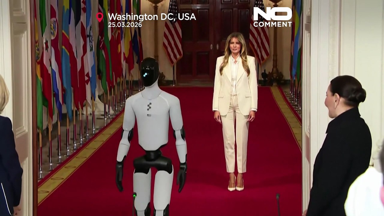 Un robot humanoide acompaña a Melania Trump en una cumbre educativa en la Casa Blanca