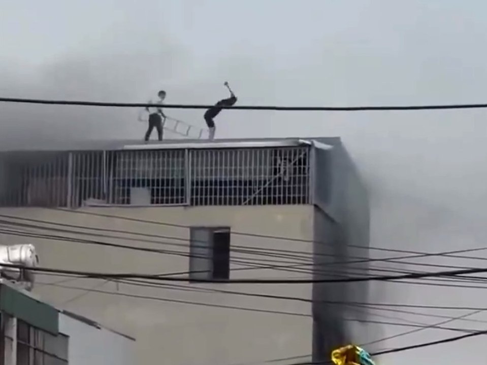 Während großbrand: mutige helfer schlagen dach ein