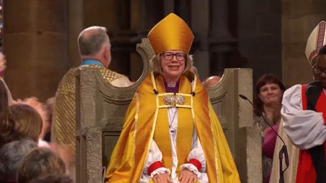 Sarah Mullally è la prima arcivescova di Canterbury nella storia: il video del suo insediamento