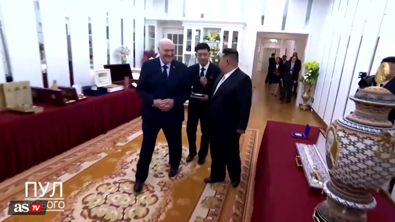El regalo viral de Lukashenko a Kim Jong Un que nadie entiende: "por si aparecen enemigos"