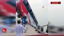Bangladeş'te yolcu otobüsü nehre düştü